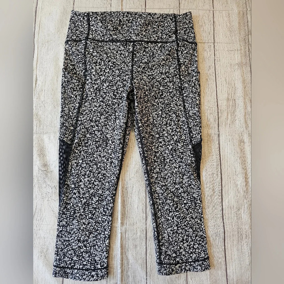 Lululemon •Size 10• Sole Training Cropped Legging Black White Floral Mesh Pocket - Picture 3 of 13